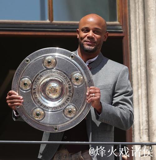 拜仁官方：与孔帕尼全体教练组续约至2029年，他们值得信赖